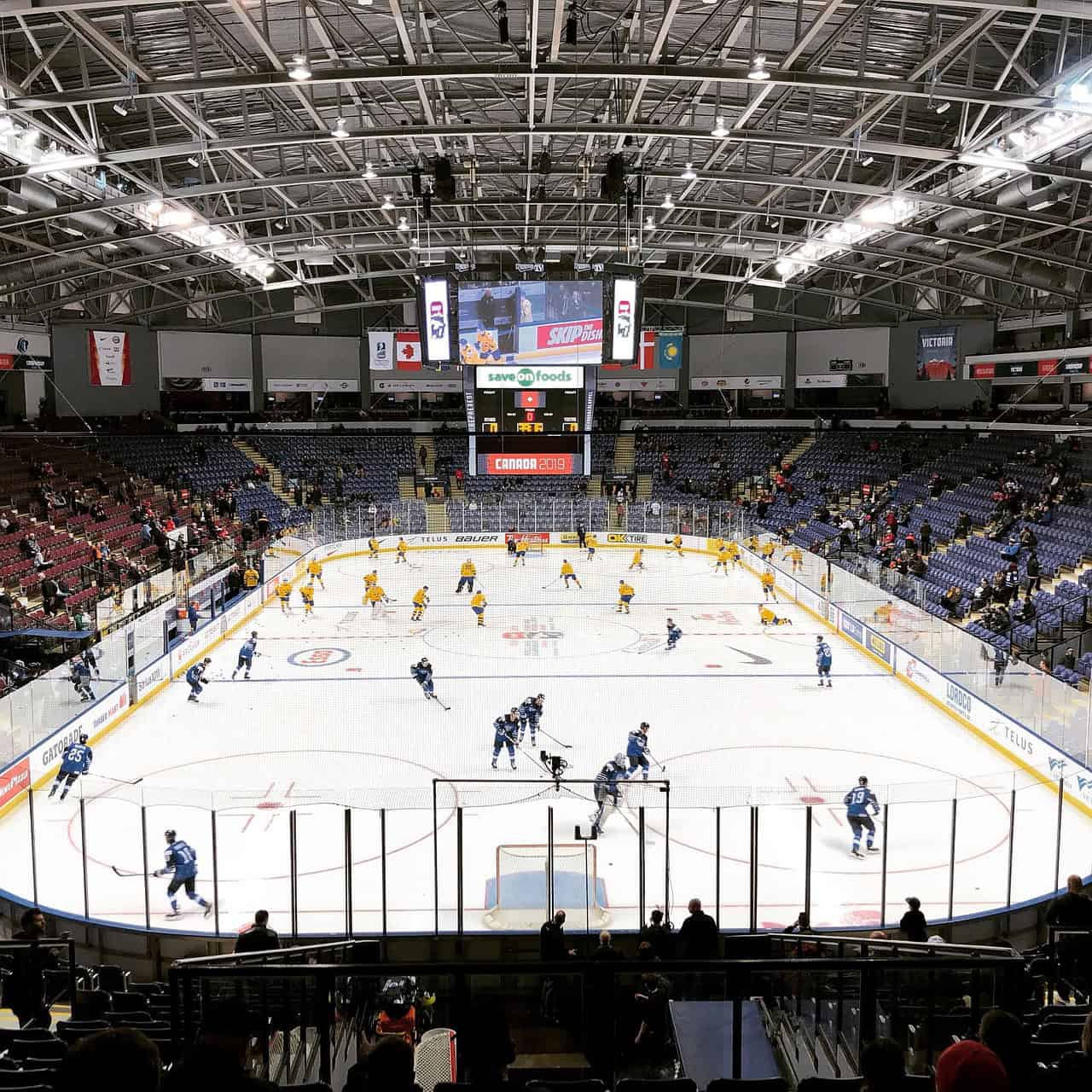Överblick av en ishockeyarena med lagen på isen