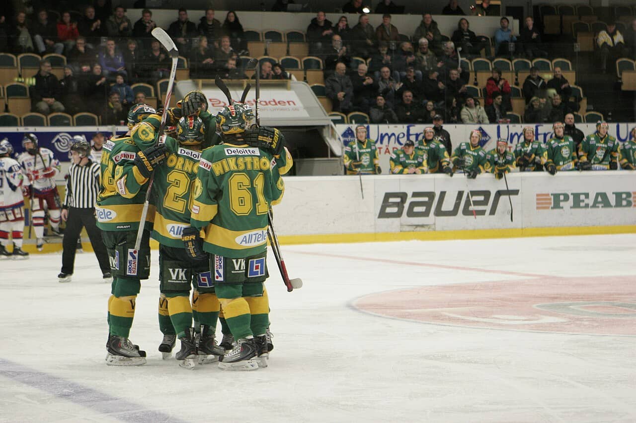 Spelare från Björklöven firar som nykomlingar i SHL